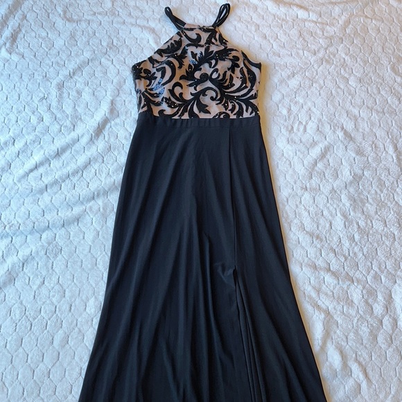 Beautiful black and beige gown with high slit on left leg - Picture 1 of 3